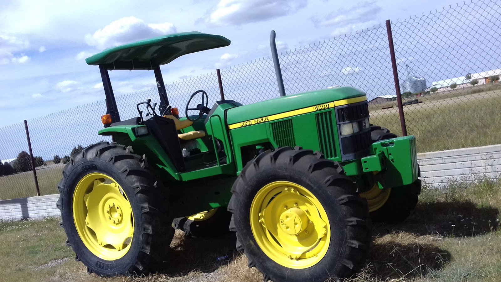MAQUINARIA AGRICOLA INDUSTRIAL Tractor John Deere 6300 Doble Tracción