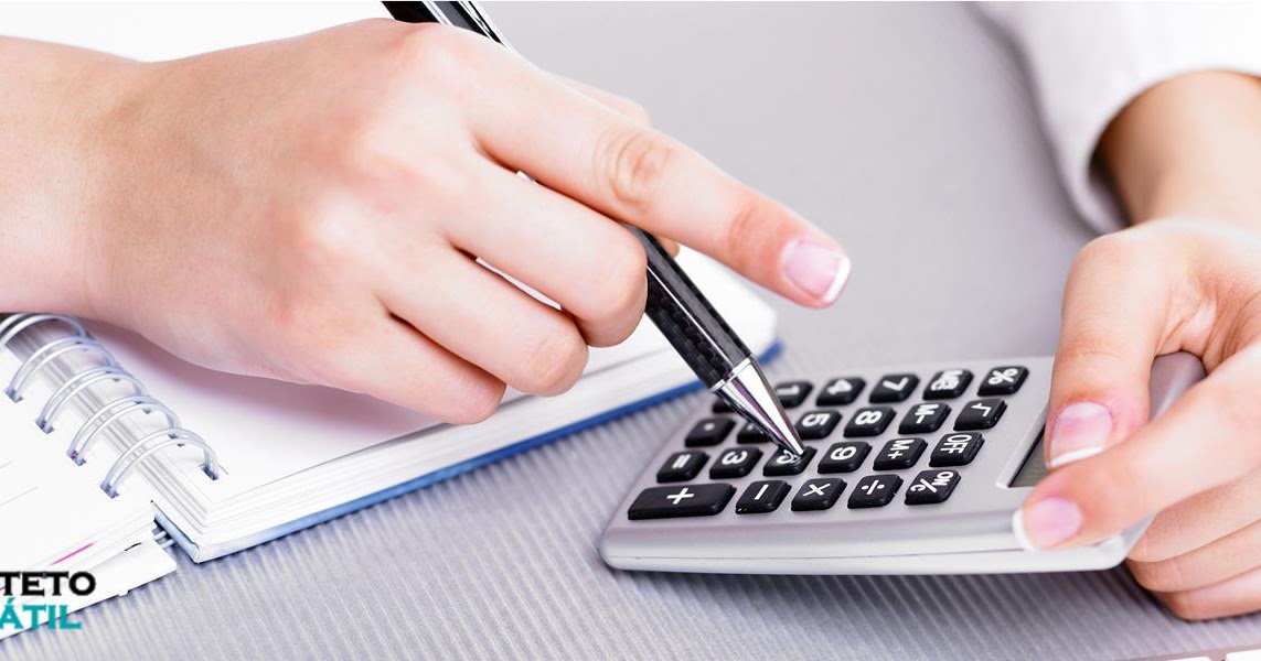 Деловые люди пожимают друг другу руки. Voluntary professional liability insurance. Необходимо подать его. Необходимо подать его. Калькулятор на столе.