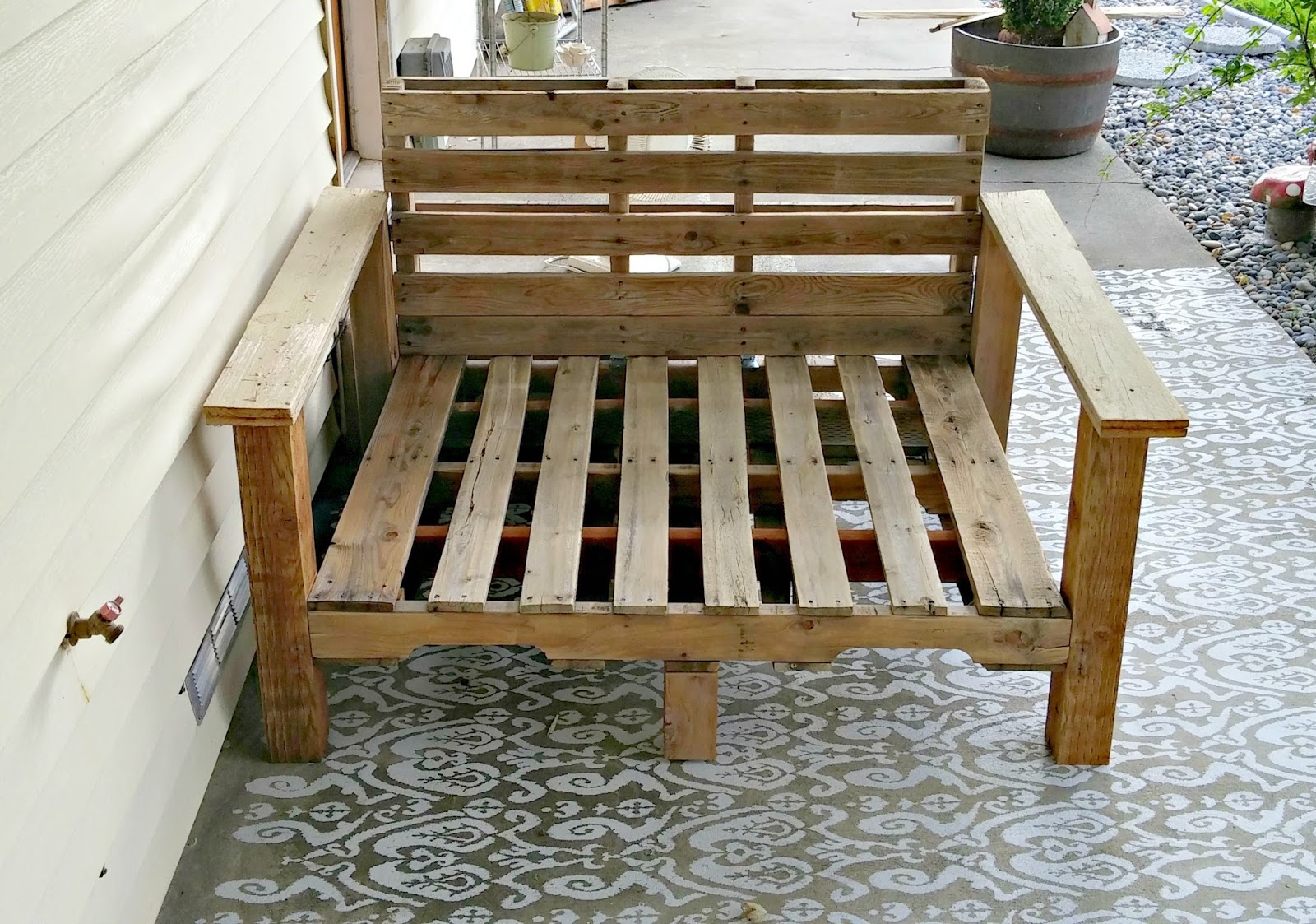 DIY pallet couch