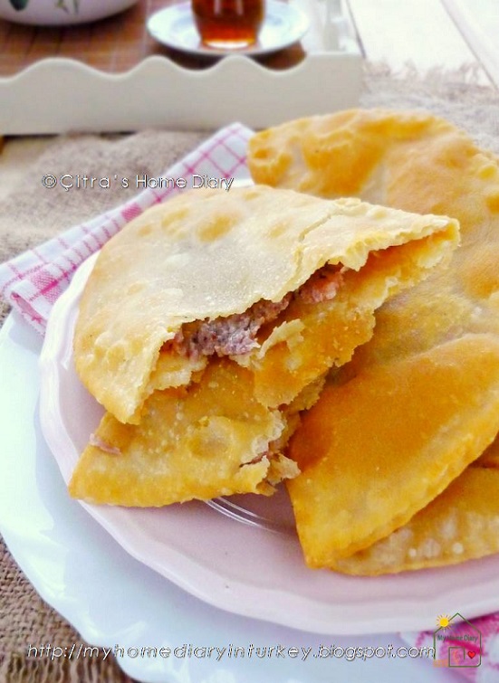 Çiğ börek (Turkish Raw meat pastry). And since börek is almost everyday meal in our house, today İ am going to share on of our favorite börek called çiğcbörek (read; chee borek). Çiğ means raw, because this börek, filled with raw mincemeat and fried in oil. #börek #burek #borek #cigborek #çiğbörek #turkishfood #meatpastry #turnoverrecipe #breakfast #friedpastry