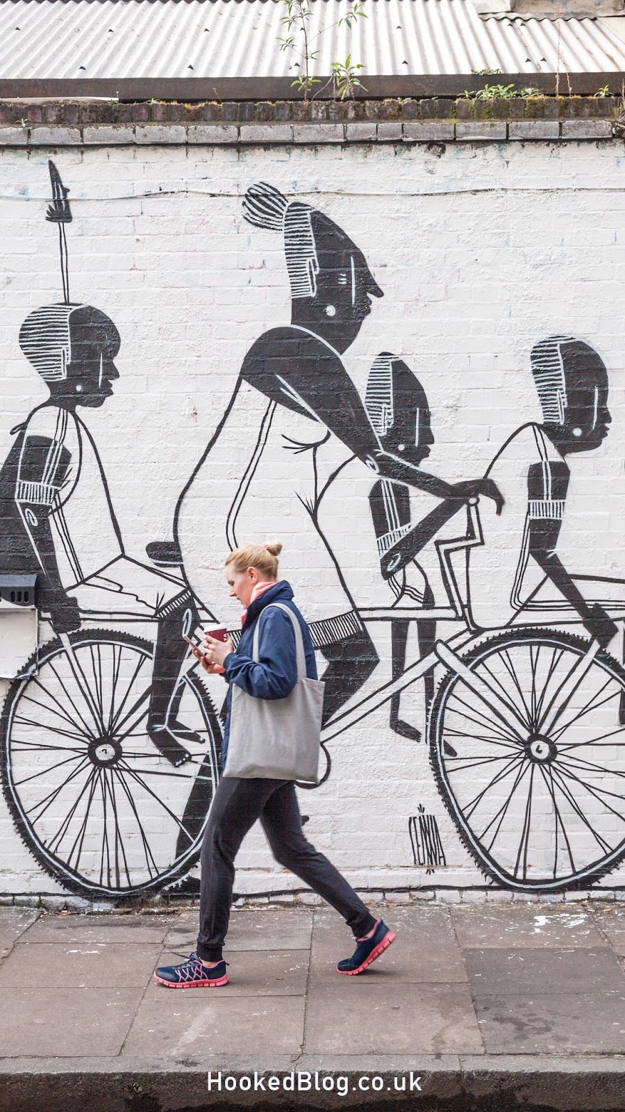 São Paulo street artist Alex Senna paints London Mural. Photo ©Hookedblog / Mark Rigney