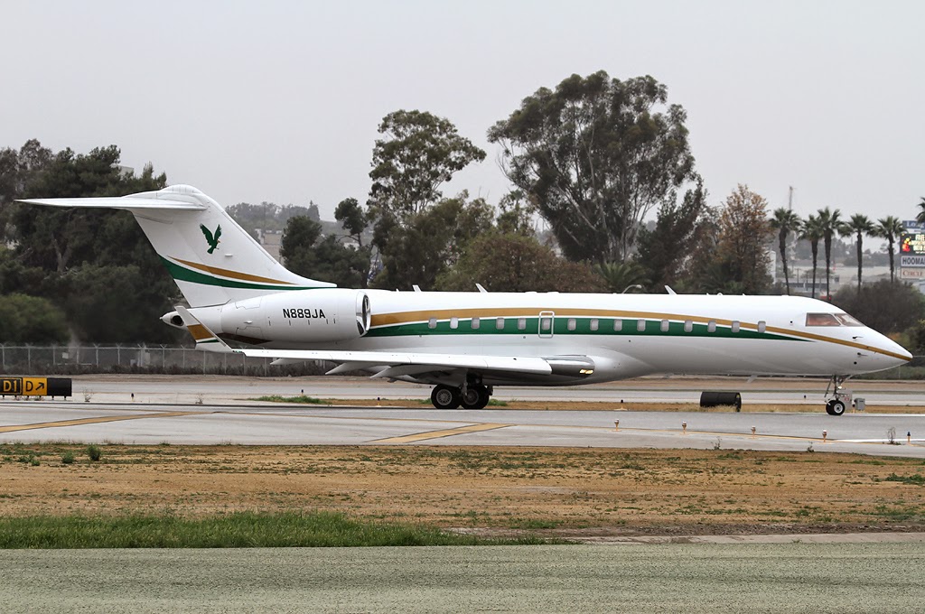 flightlines lgb readies taxies bd700 klgb rwy