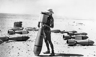 RAF´s armorer , Africa , 1940