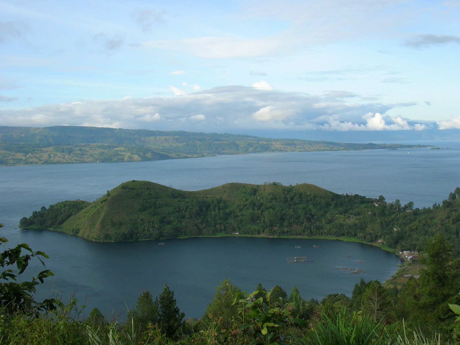 Бенгкулу муту. Суматра озеро тобо. Вулкан Тоба Суматра. Большой индонезийский остров Суматра озеро Тоба. Озеро Этан-Суматр.