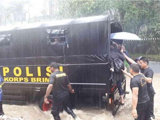 Banjir Guyur Kota Manado, Sejumlah Wilayah Terendam Banjir dan Longsor Banjir Guyur Kota Manado, Sejumlah Wilayah Terendam Banjir dan Longsor