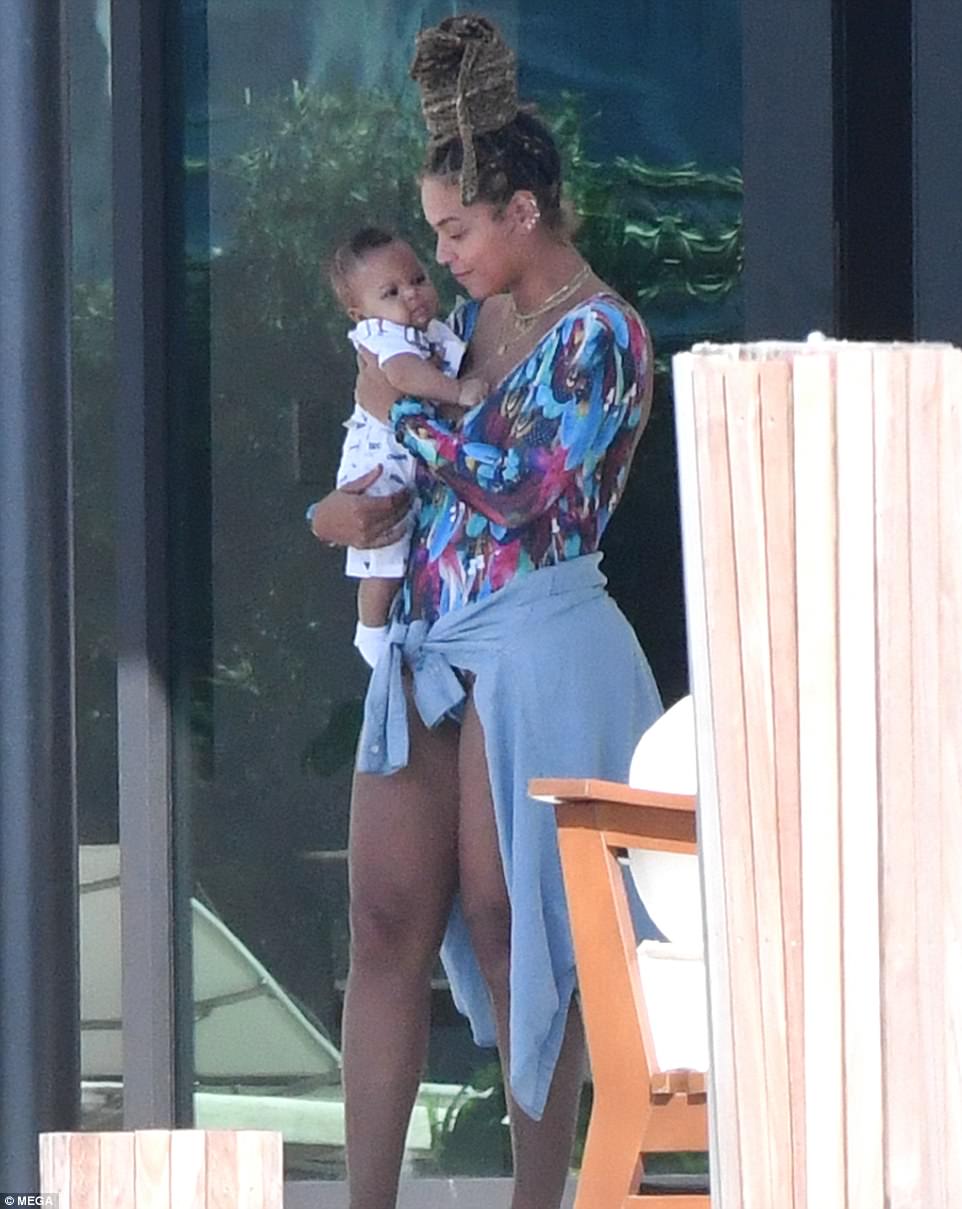 OMG! CONHEÇAS OS GÊMEOS RUMI E SIR CARTER FOTOGRAFADOS HOJE EM MIAMI.