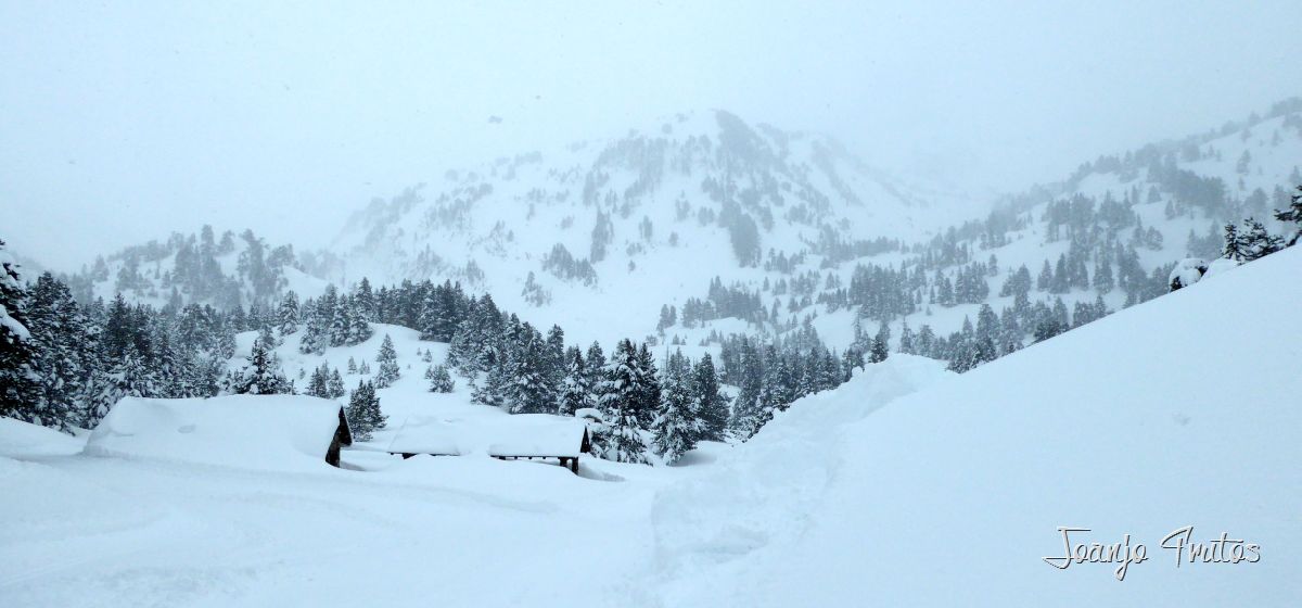 P1110257 - Visitando los 3 m de nieve Refugio de La Renclusa
