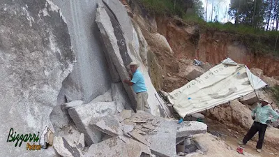 Bizzarri fazendo o que gosta, garimpando pedra na pedreira. Na foto procurando pedra para fazer a construção de ponte de pedra, muro de pedra, pedras para jardim, pedras para banco de pedra, sendo pedra de granito cor rosa. Gosto de garimpar essas pedras pois já imagino ela sendo colocada em cada trabalho de pedra que vou executando. Peças raras de pedra, peças únicas, verdadeiras relíquias de pedra.