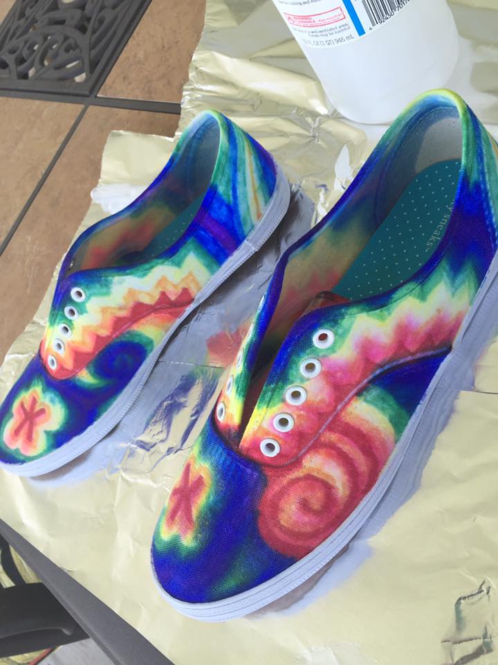 Kathleen Taylor's Dakota Dreams Tie Dye Canvas Shoes with Sharpies and Rubbing Alcohol!