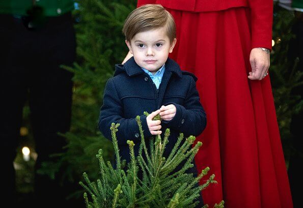 Crown Princess Victoria, Prince Daniel and Prince Oscar received Christmas trees. Victoria wore a red skirt and jacket