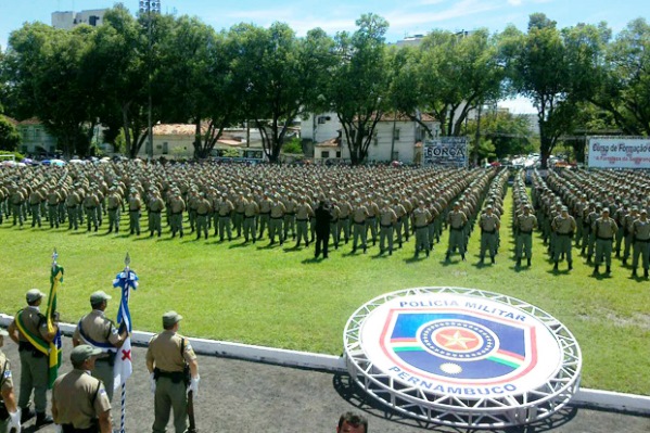 Resultado de imagem para policia militar de pe de greve
