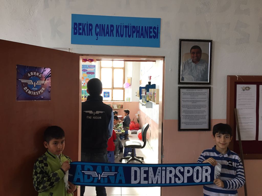 Devlet başkanı, vekillerin girmesini engellemek için parlamentoyu kilitledi 92