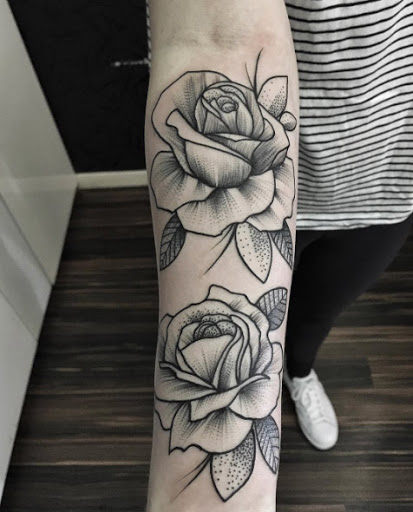 Este par de dotwork rosas
