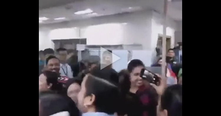 Phones and cameras raised up high as Maine Mendoza visited a newsroom