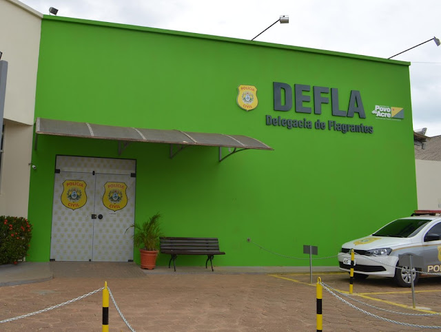 Após ser solto, homem volta à delegacia para pegar celular que escondeu em cela no Acre Após ser solto, homem volta à delegacia para pegar celular que escondeu em cela no Acre