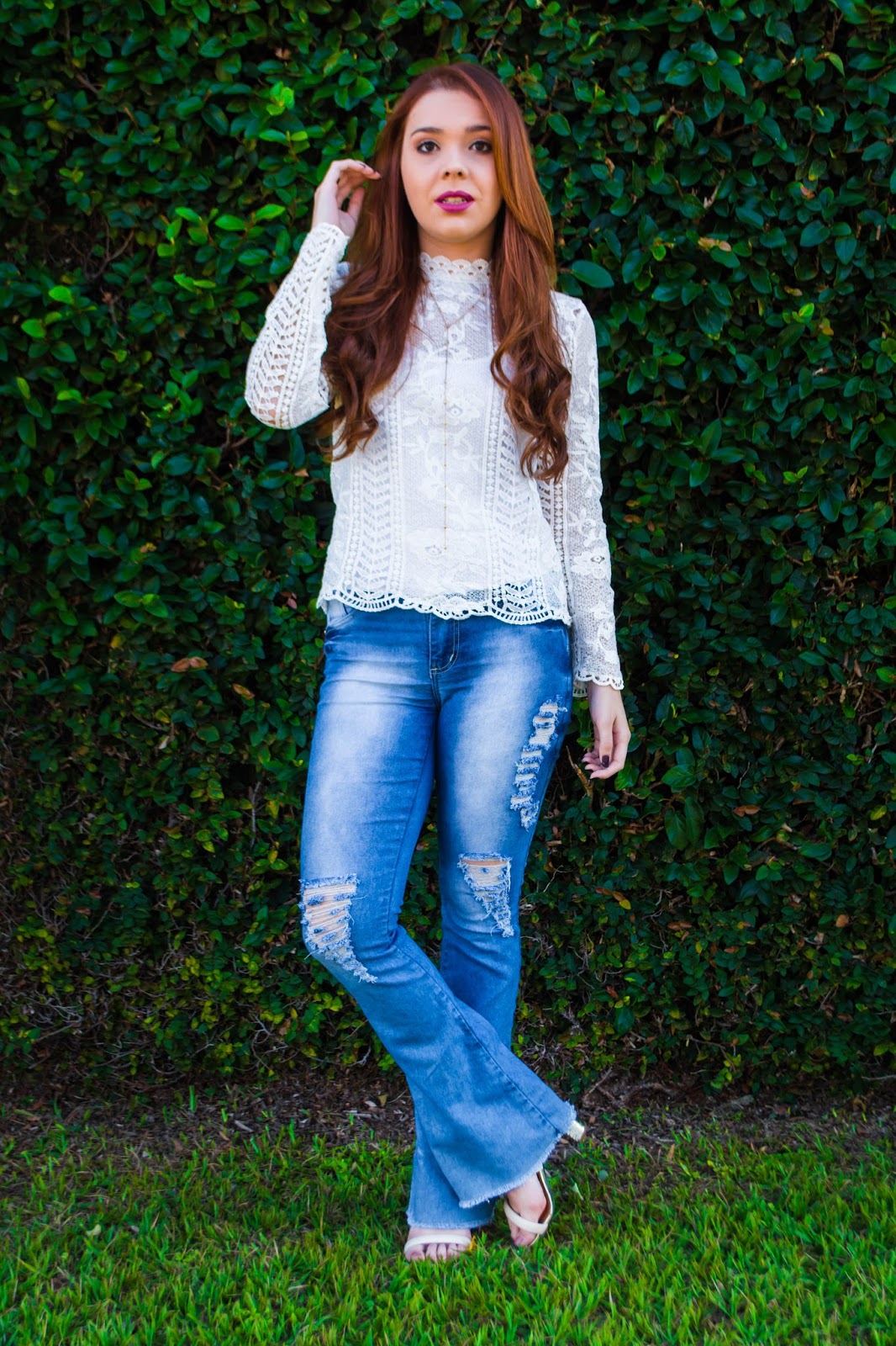 Look do Dia: Blusa branca de renda + Calça jeans flare 