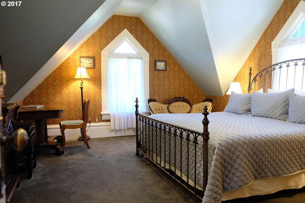 Sweet House Dreams 1891 Queen Anne Victorian Bed and Breakfast in