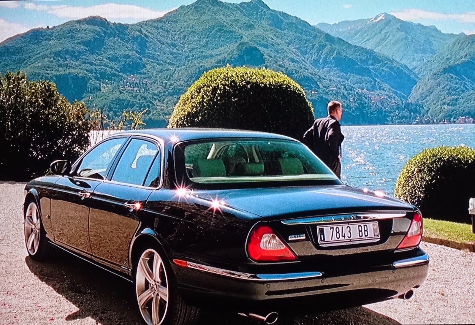 007 TRAVELERS: 007 Vehicle: Jaguar XJ8 / Casino Royale (2006)