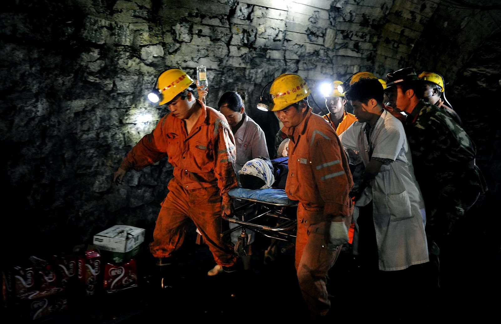 листвяжная шахта горноспасатели. спасатель для шахтеров. шахтеры под завалами. жил под землёй шахтёр 17. листвяжная шахта горноспасатели.