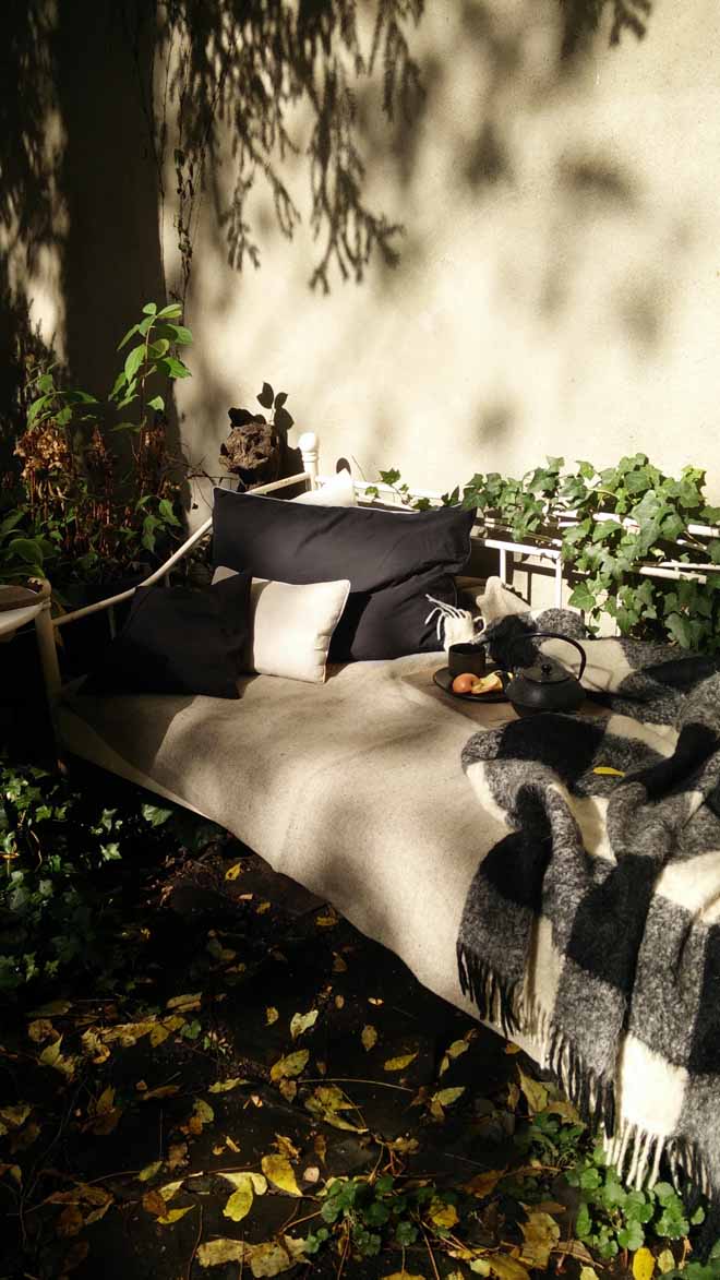 Herbstsonne im Gartenbett _ Minza will Sommer Gartenbett, wetterfeste Matratze, DIY, Terrasse mit Natursteinplatten, Outdoorbed, Bett im Garten, Herbst, Minza will Sommer
