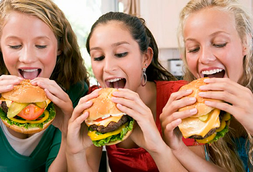 Resultado de imagen para joven comiendo comida chatarra