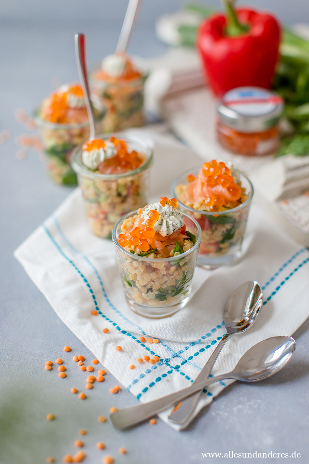 Fingerfood für Silvester: Linsensalat im Glas mit Lachs und Kaviar