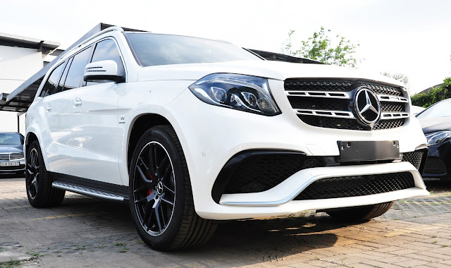 Lưới tản nhiệt Mercedes AMG GLS 63 4MATIC Mercedes AMG GLS 63 4MATIC có Lưới tản nhiệt 2 nan mạ màu đen bóng