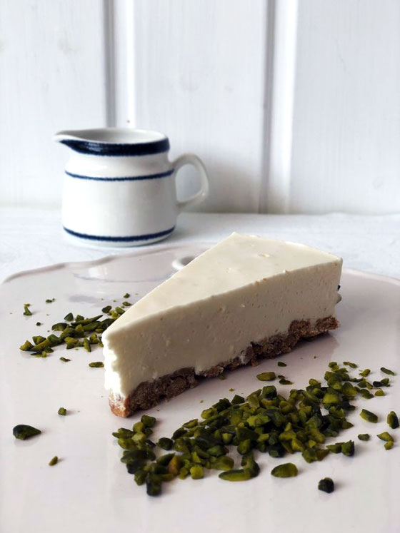 Ohne backen ... Holunderblütenjoghurt-Torte mit Knusperboden