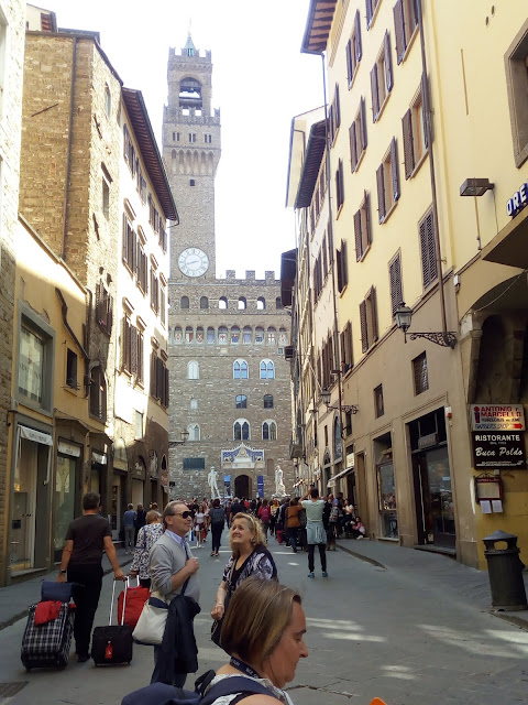 Au bout de la rue, le Palazzo Vecchio.