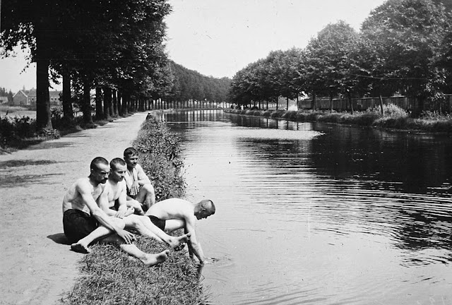 Kleinfeldt photographed his comrades washing in a river while away from the front.