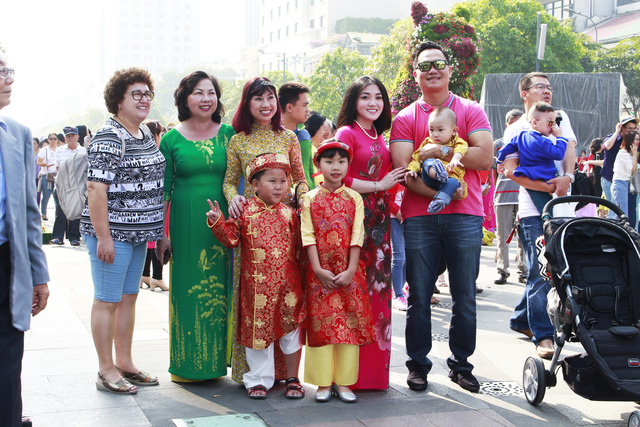 Đường hoa Nguyễn Huệ đông nghẹt khách ngày đầu mở cửa