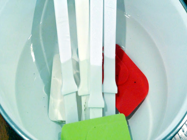 Soaking spatulas in vinegar water to clean My WAHM Plan