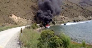 Δείτε πως έσβησαν τη φωτιά εν κινήση σε φλεγόμενο σκάφος στη Νέα Ζηλανδία