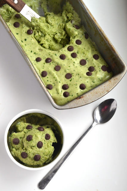 This Mint Chocolate Chip Protein Ice Cream is made healthy with a frozen banana base, fresh mint leaves, protein and spinach for color! www.nutritionistreviews.com