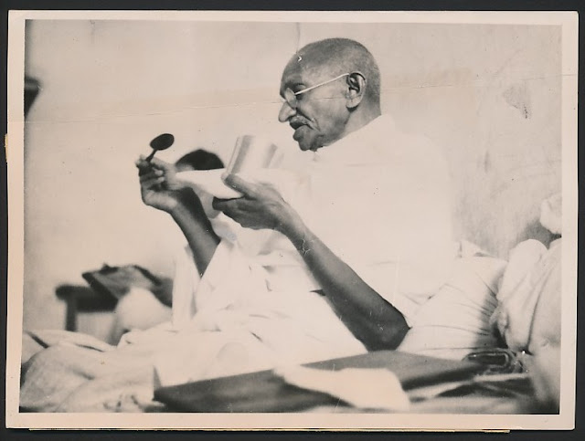 Mahatma+Gandhi+taking+his+last+meal+before+the+start+of+his+fast+-+1939