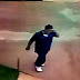 VÍDEO: Homem mata mulher em motel e foge falando ao celular
