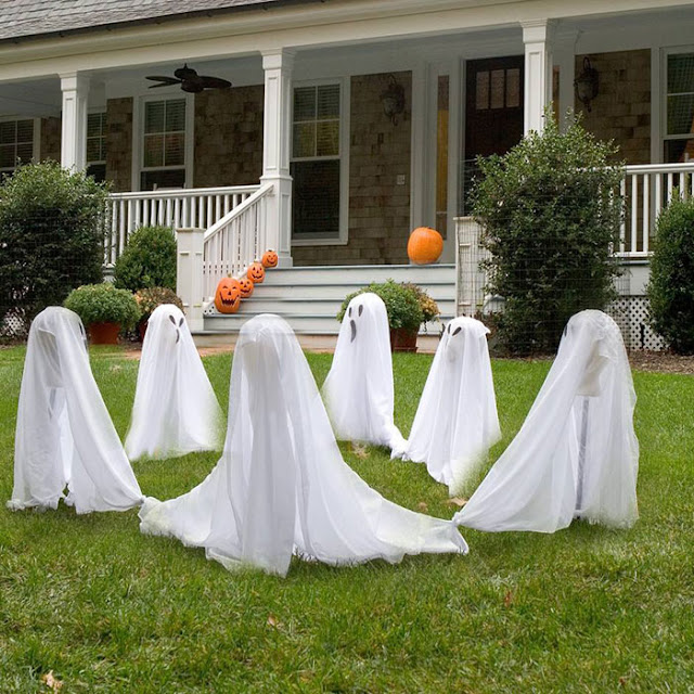 Halloween spooky ghost for lawn decoration 26 easy and outdoor Halloween décor ideas. Halloween DIY for outdoor decoration. Best haunted Halloween decoration ideas. Funny ghost decoration for lawn. Best Halloween decoration ideas 2018. Halloween spooky party decoration for front porch.