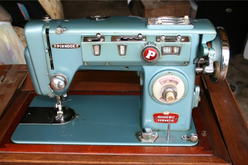 Sew Retro My new vintage sewing machine.