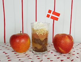 Rezept: Æblekage﻿ - der dänische Apfelkuchen, der keiner ist. Es handelt sich nämlich nicht um Apfelkuchen, sondern um ein Schichtdessert, einen tollen Nachtisch mit Äpfeln aus Dänemark!