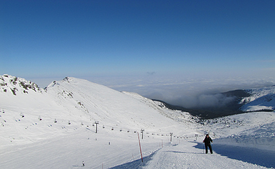 Z lewej za trasą narciarską ciągnie się grzbiet Uhrocia Kasprowego.