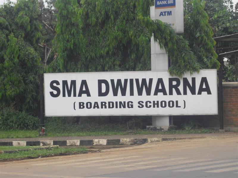Hasil gambar untuk sekolah di sma dwiwarna