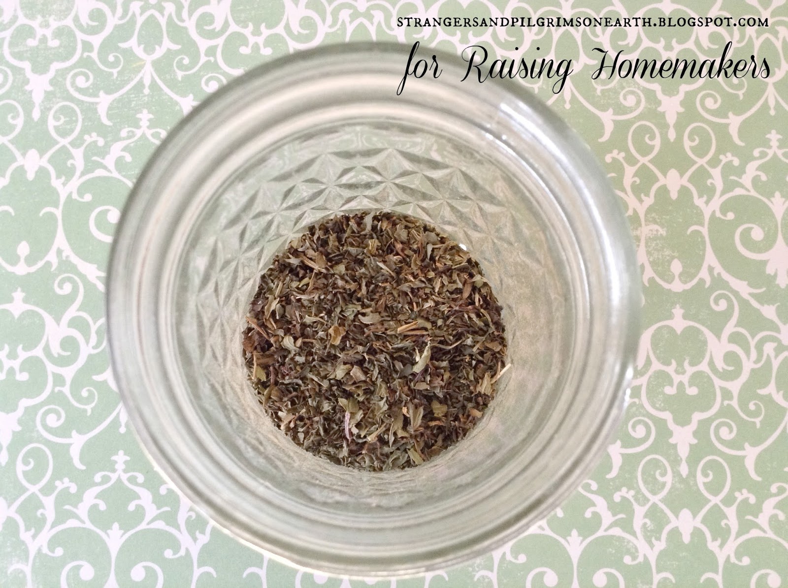 How to Make Peppermint Extract {DIY} Free Printable Labels