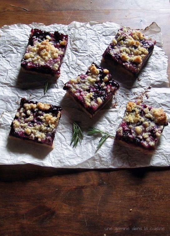 fresh blueberry crumb bars with lemon-rosemary crust | une gamine dans la cuisine