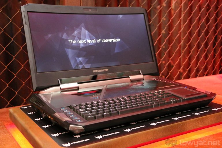 Worlds SMALLEST and BIGGEST Laptops. Check it out! The Eye
