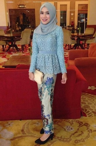 Gambar Kebaya Muslim Brokat Kombinasi Batik Modern