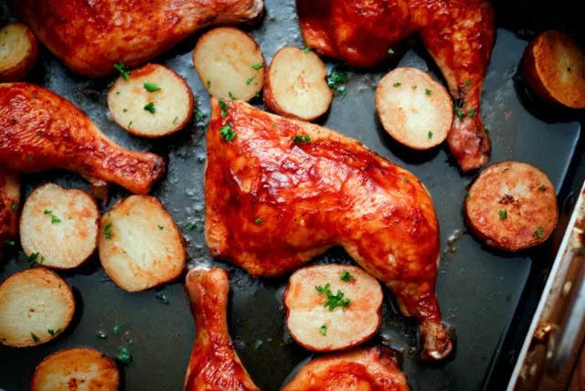 Easy Oven BBQ Chicken | thetwobiteclub.com