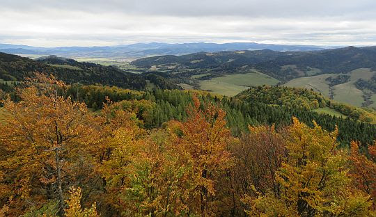 Widok na dolinę Kamienki i na Lubowlę. Widok na dolinę Kamienki i na Lubowlę.