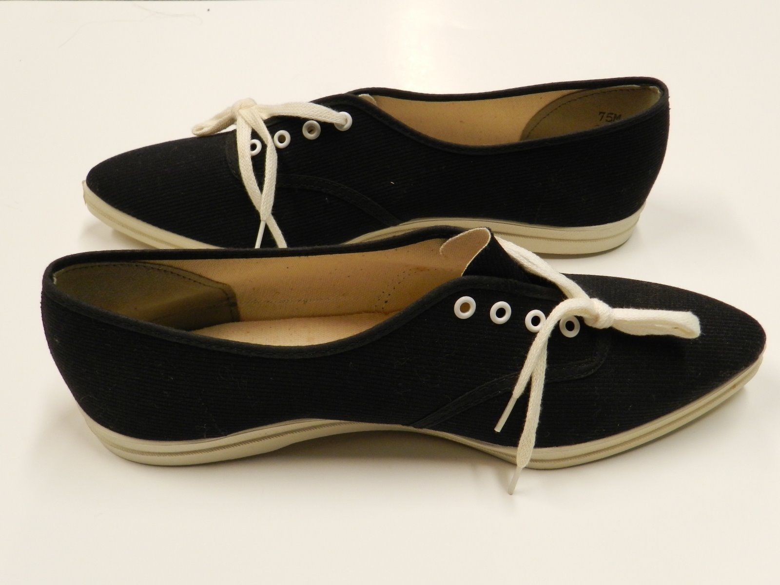 pointed toe tennis shoes