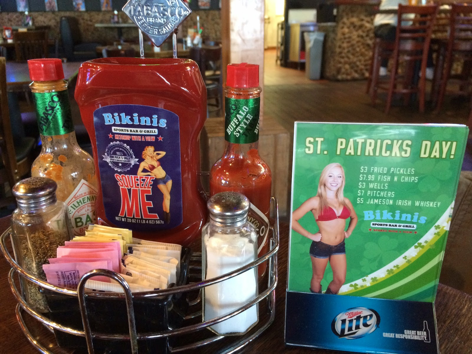 Bikinis Sports Bar & Grill In Austin / オースティンのビキニズ スポーツバー&グリル I'm