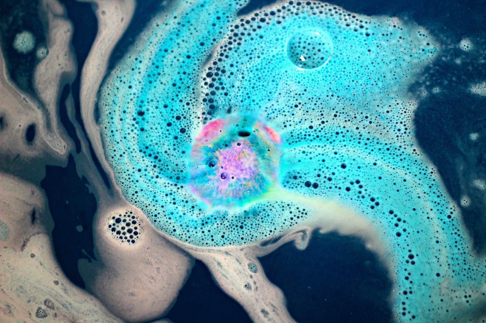 LUSH OXFORD STREET EXCULSIVE INTERGALACTIC BATH BOMB SHALLOWWONDERLAND